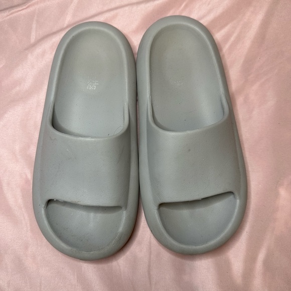 Slippers - Picture 2 of 3